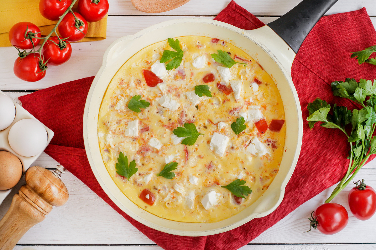 Омлет по-болгарски: уютный завтрак с брынзой и томатами