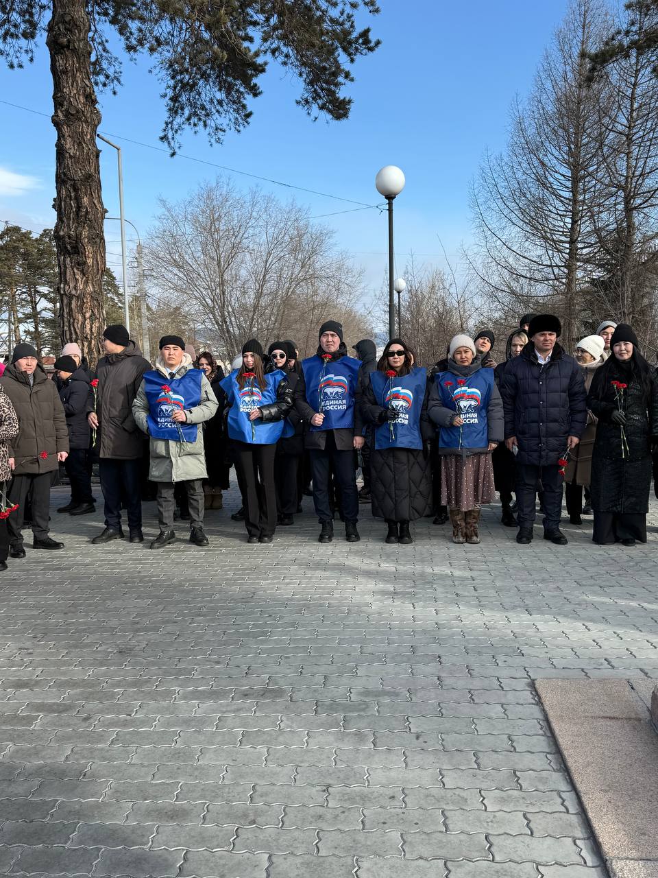 Депутаты Народного Хурала возложили цветы на Мемориале воинам, умершим от ран в госпиталях Депутаты Народного Хурала возложили цветы на Мемориале воинам, умершим от ран в госпиталях
