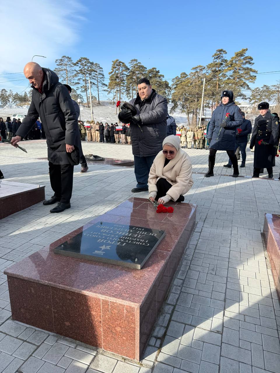 Депутаты Народного Хурала возложили цветы на Мемориале воинам, умершим от ран в госпиталях Депутаты Народного Хурала возложили цветы на Мемориале воинам, умершим от ран в госпиталях