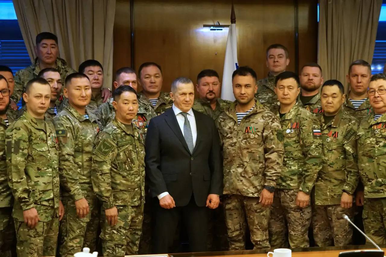 Полпред Президента РФ в ДФО наградил добровольцев из Бурятии Полпред Президента РФ в ДФО наградил добровольцев из Бурятии