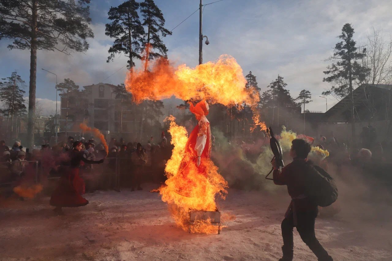 В Улан-Удэ проводили зиму с блинами, призами и традиционным костром В Улан-Удэ проводили зиму с блинами, призами и традиционным костром