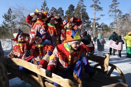 В Улан-Удэ проводили зиму с блинами, призами и традиционным костром