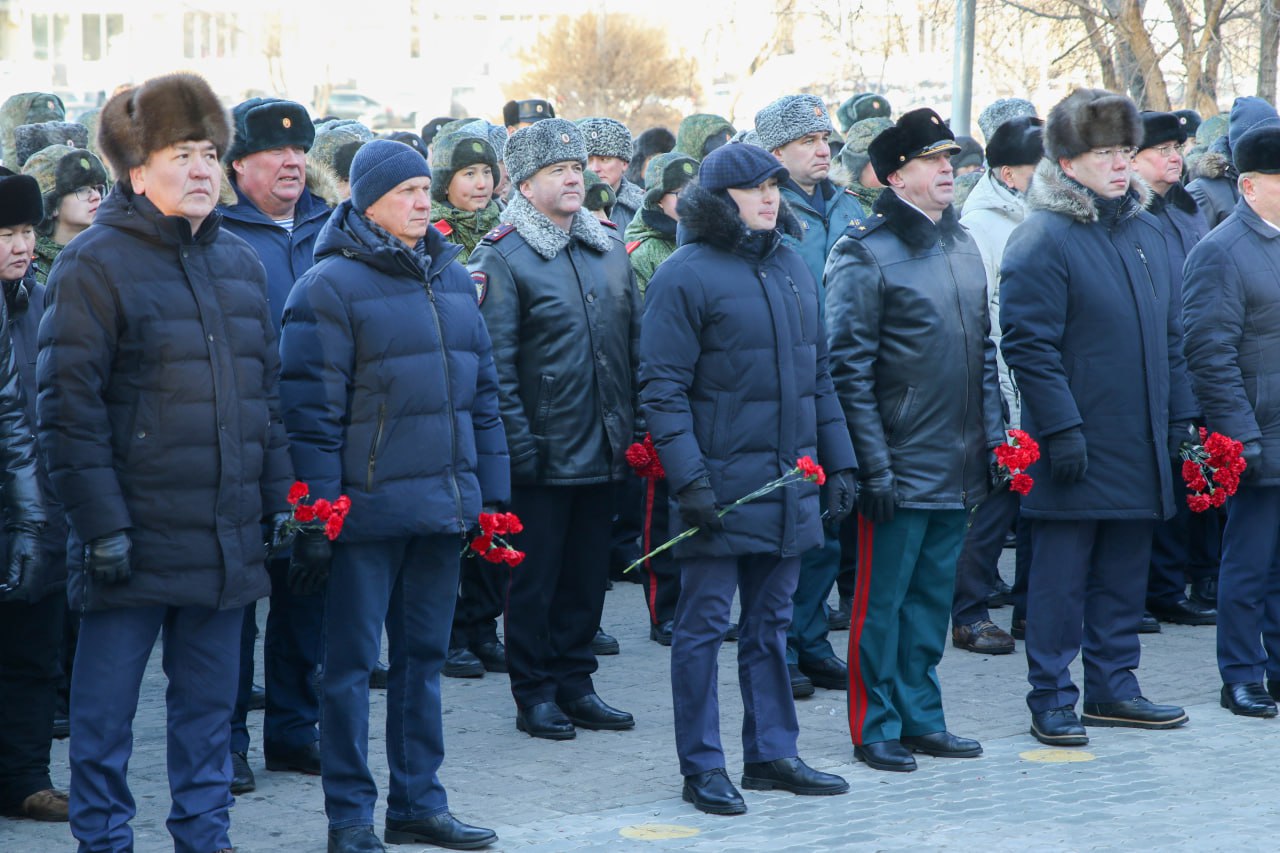 Руководство МВД по Республике Бурятия приняло участие в церемонии возложения цветов в День защитника Отечества Руководство МВД по Республике Бурятия приняло участие в церемонии возложения цветов в День защитника Отечества