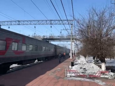 В Забайкалье застрял большой поезд из-за занесённых снегом ж/д путей