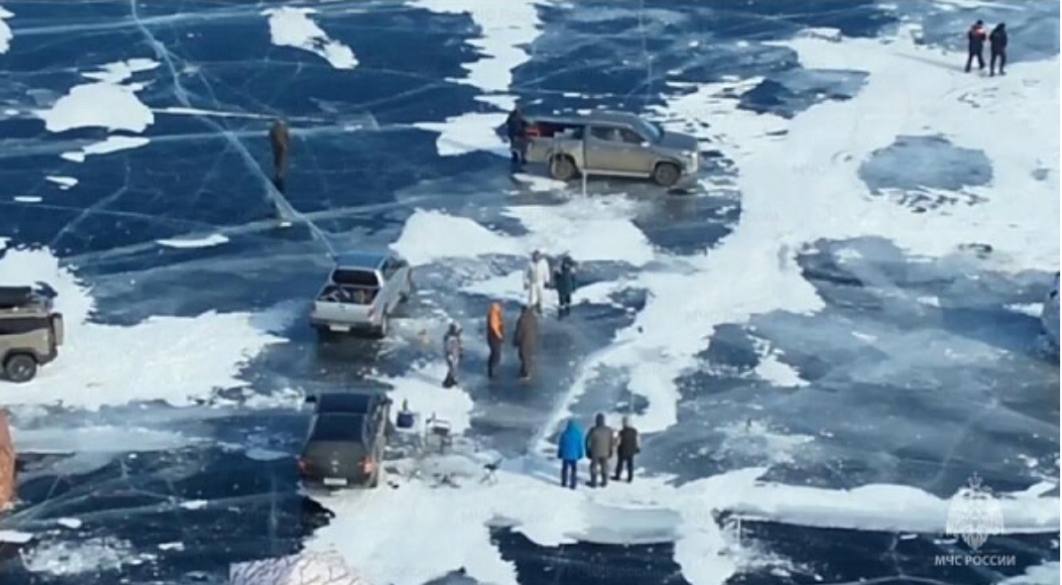 Отдыхающие играют со смертью на льду Байкала, даже после трагедий