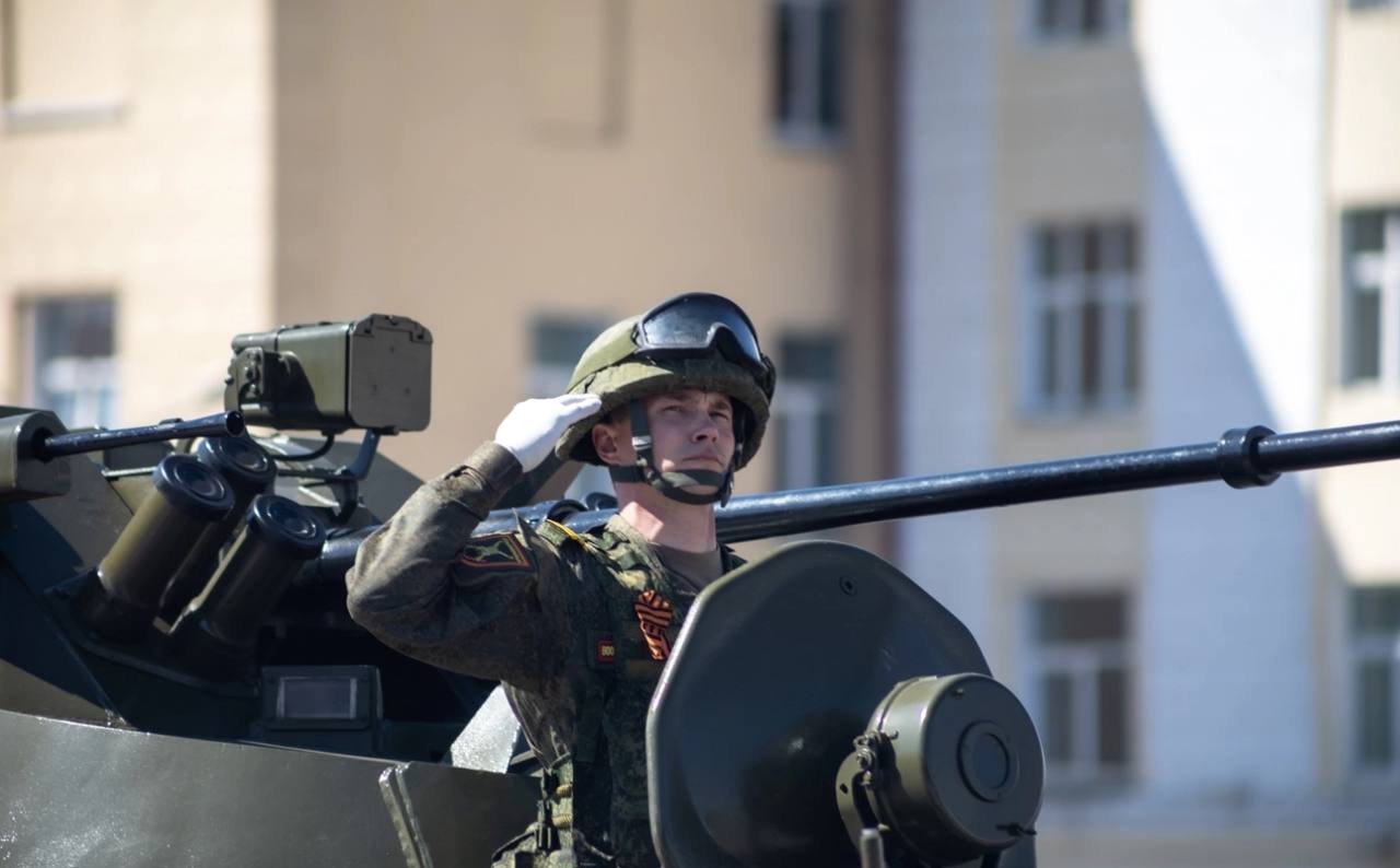 Игорь Шутенков: Дорогие друзья, от администрации города и от себя лично от всей души поздравляю вас с Днем защитника Отечества!