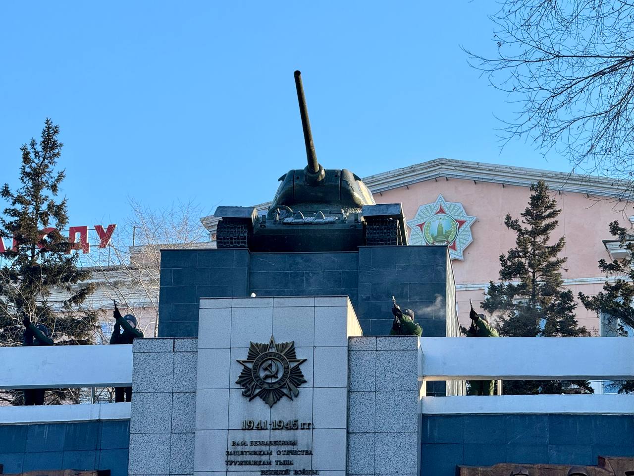 Сегодня, в День защитника Отечества, Председатель Народного Хурала Республики Бурятия Владимир Павлов принял участие в торжественном митинге и церемонии возложения цветов на Мемориале Победы в городе Улан-Удэ Сегодня, в День защитника Отечества, Председатель Народного Хурала Республики Бурятия Владимир Павлов принял участие в торжественном митинге и церемонии возложения цветов на Мемориале Победы в городе Улан-Удэ