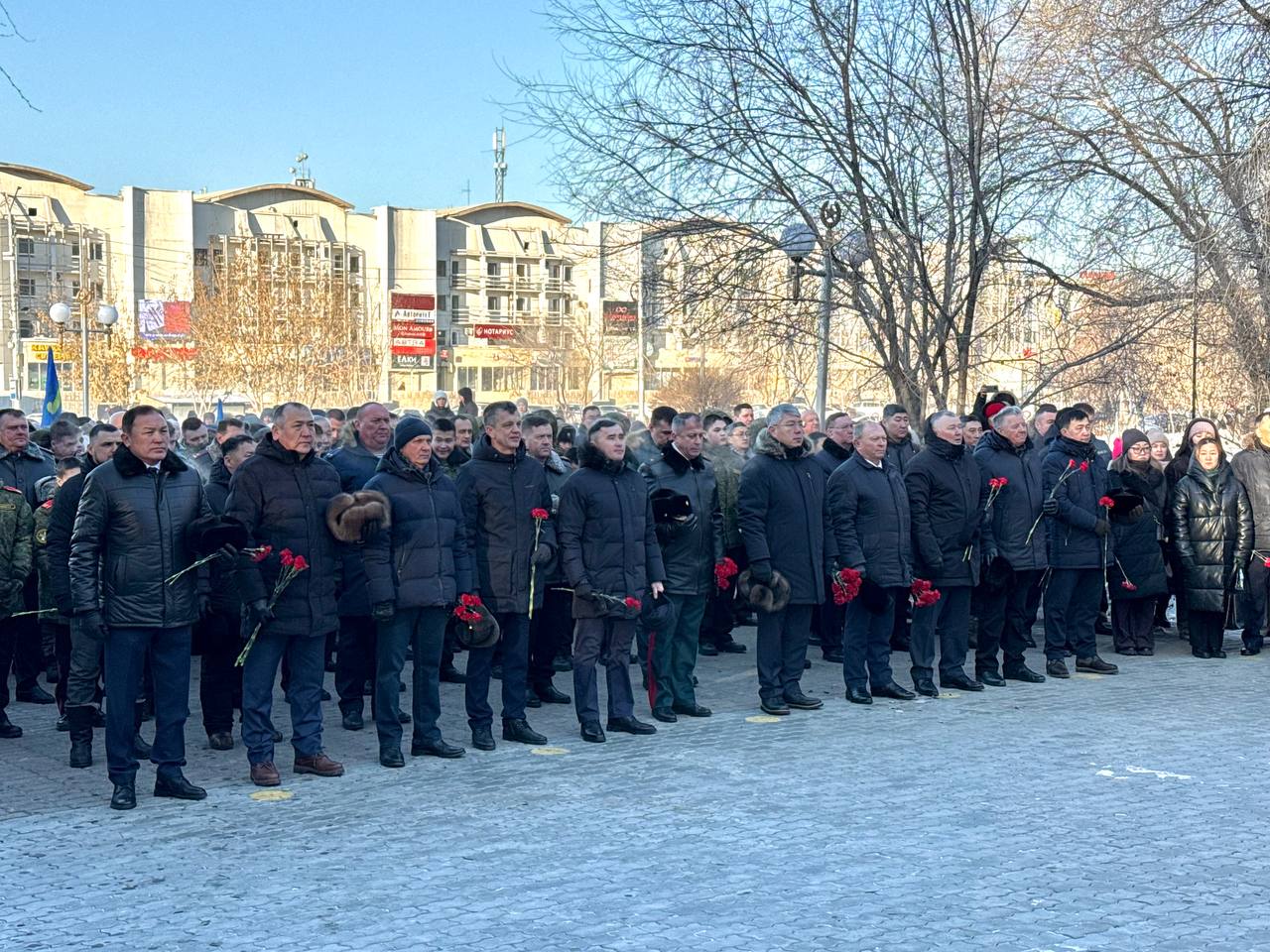 Сегодня, в День защитника Отечества, Председатель Народного Хурала Республики Бурятия Владимир Павлов принял участие в торжественном митинге и церемонии возложения цветов на Мемориале Победы в городе Улан-Удэ Сегодня, в День защитника Отечества, Председатель Народного Хурала Республики Бурятия Владимир Павлов принял участие в торжественном митинге и церемонии возложения цветов на Мемориале Победы в городе Улан-Удэ