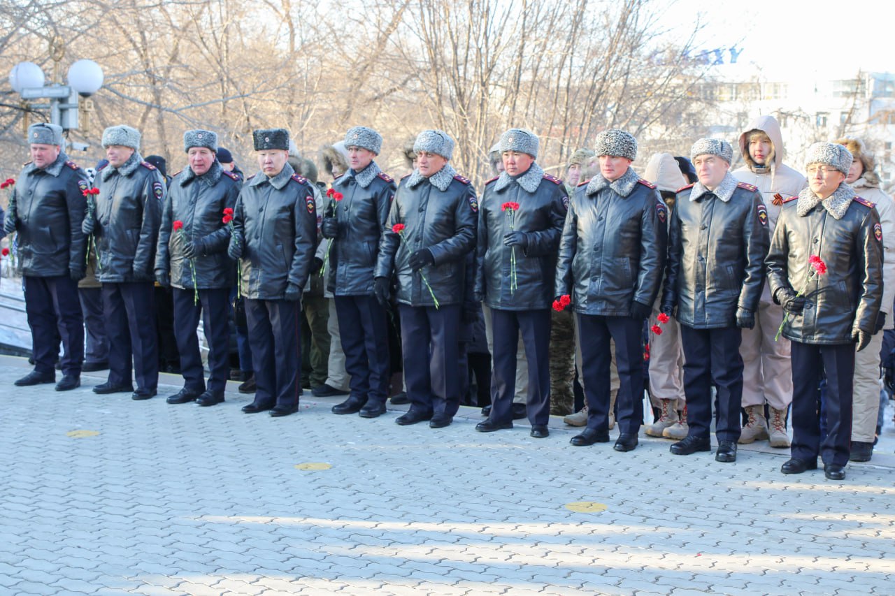 Руководство МВД по Республике Бурятия приняло участие в церемонии возложения цветов в День защитника Отечества Руководство МВД по Республике Бурятия приняло участие в церемонии возложения цветов в День защитника Отечества