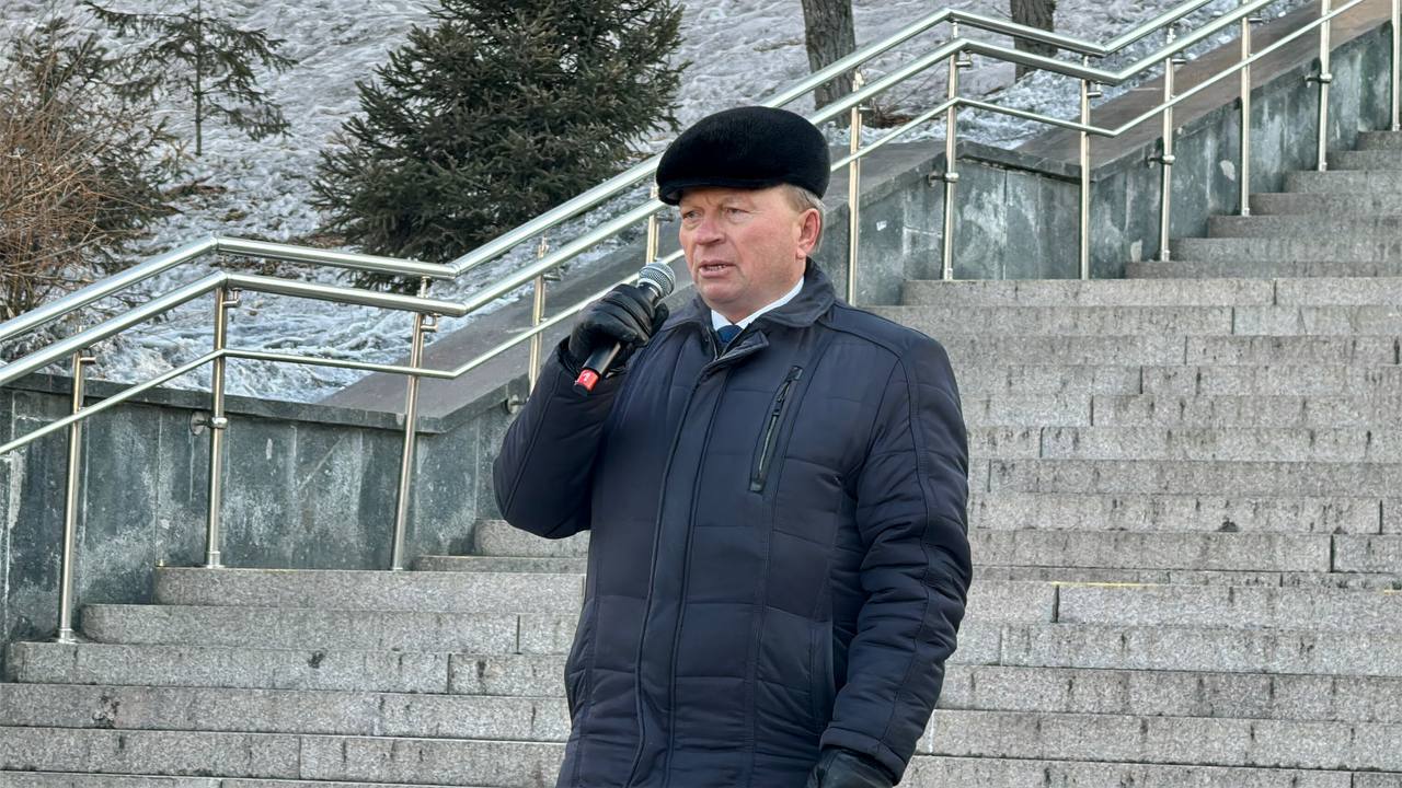 Сегодня, в День защитника Отечества, Председатель Народного Хурала Республики Бурятия Владимир Павлов принял участие в торжественном митинге и церемонии возложения цветов на Мемориале Победы в городе Улан-Удэ Сегодня, в День защитника Отечества, Председатель Народного Хурала Республики Бурятия Владимир Павлов принял участие в торжественном митинге и церемонии возложения цветов на Мемориале Победы в городе Улан-Удэ