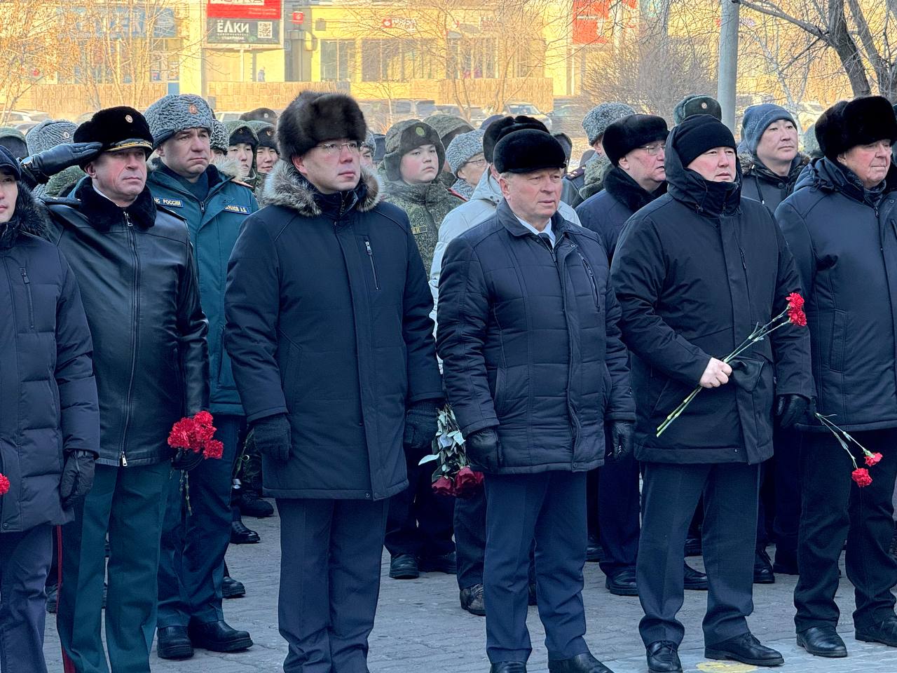 Сегодня, в День защитника Отечества, Председатель Народного Хурала Республики Бурятия Владимир Павлов принял участие в торжественном митинге и церемонии возложения цветов на Мемориале Победы в городе Улан-Удэ Сегодня, в День защитника Отечества, Председатель Народного Хурала Республики Бурятия Владимир Павлов принял участие в торжественном митинге и церемонии возложения цветов на Мемориале Победы в городе Улан-Удэ