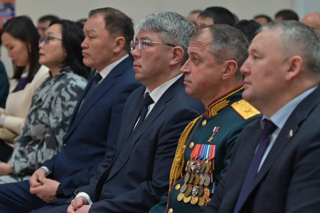 23 февраля глава Бурятии Алексей Цыденов и начальник штаба 36-й общевойсковой армии Восточного военного округа, Герой России, генерал-майор Владимир Белявский навестили и поздравили пациентов военного госпиталя Улан-Удэ