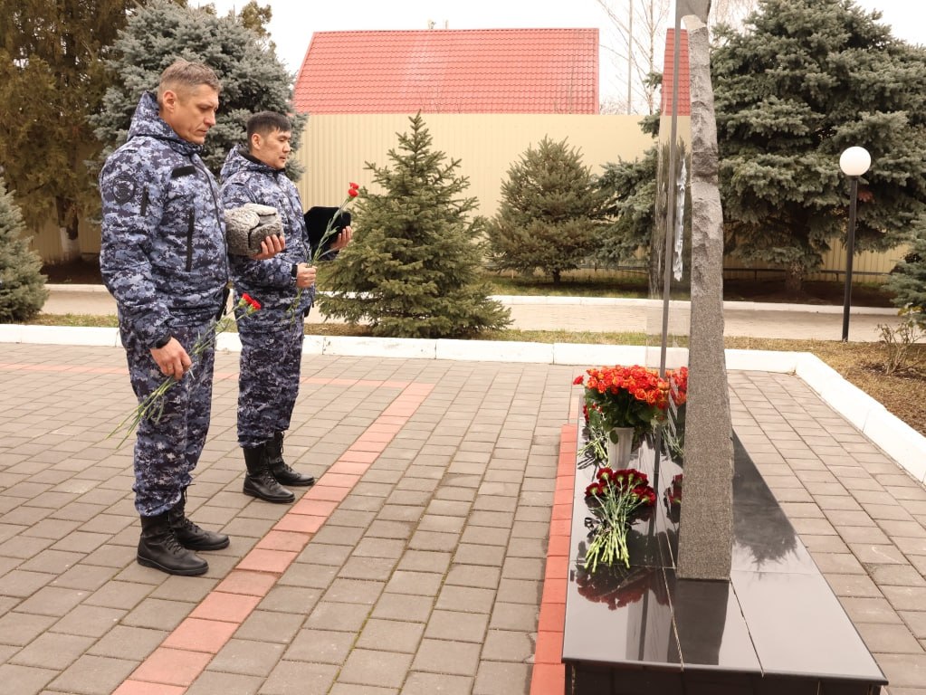 Полицейские Бурятии, находящиеся в служебной командировке на Северном Кавказе, почтили память погибших коллег Полицейские Бурятии, находящиеся в служебной командировке на Северном Кавказе, почтили память погибших коллег