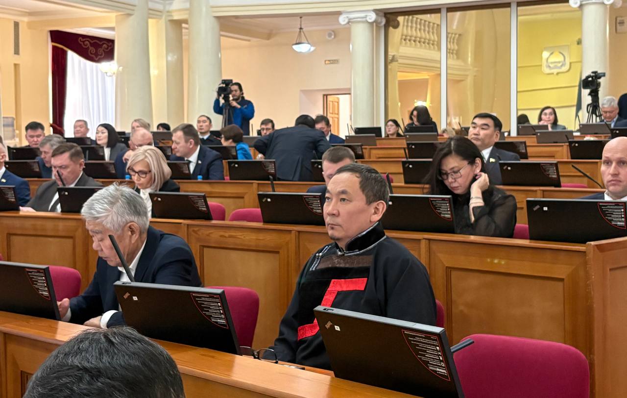 На февральскую сессию Народного Хурала, проходящую в дни празднования Белого месяца, депутаты прибыли в национальных одеждах На февральскую сессию Народного Хурала, проходящую в дни празднования Белого месяца, депутаты прибыли в национальных одеждах