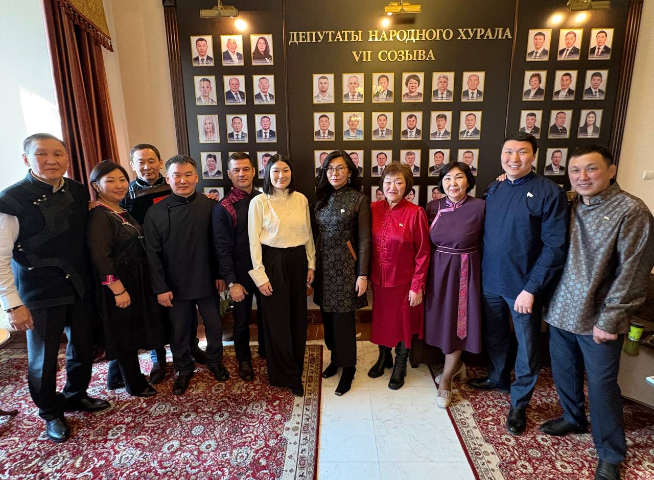 На февральскую сессию Народного Хурала, проходящую в дни празднования Белого месяца, депутаты прибыли в национальных одеждах На февральскую сессию Народного Хурала, проходящую в дни празднования Белого месяца, депутаты прибыли в национальных одеждах