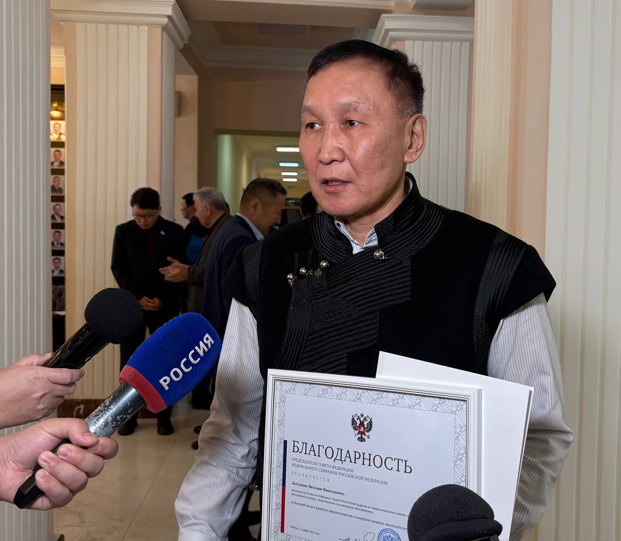 На февральскую сессию Народного Хурала, проходящую в дни празднования Белого месяца, депутаты прибыли в национальных одеждах На февральскую сессию Народного Хурала, проходящую в дни празднования Белого месяца, депутаты прибыли в национальных одеждах