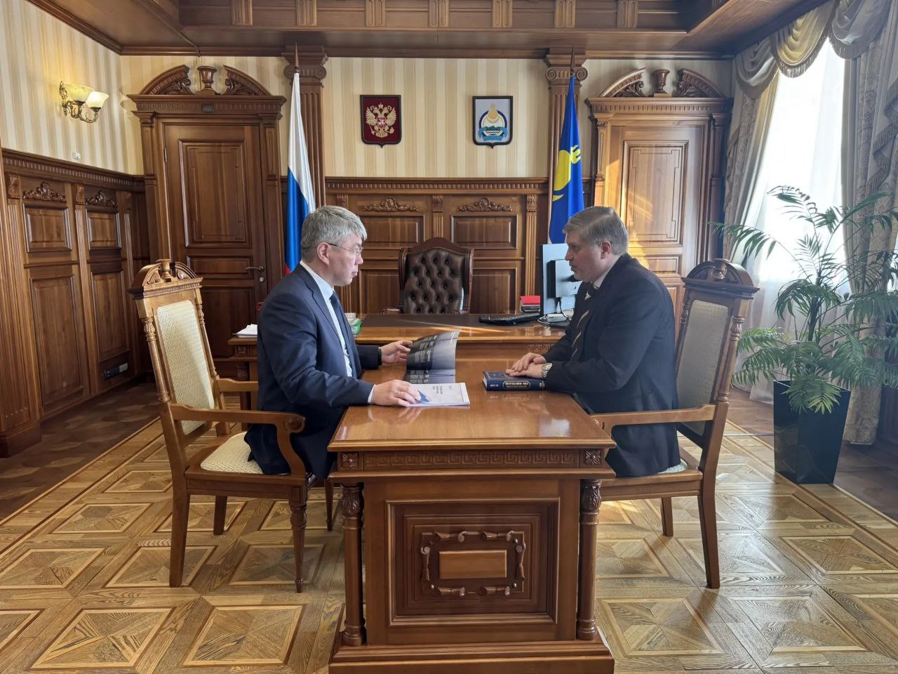 Глава Бурятии Алексей Цыденов провёл рабочую встречу с вице-президентом Петербургской биржи Дмитрием Чернышевым