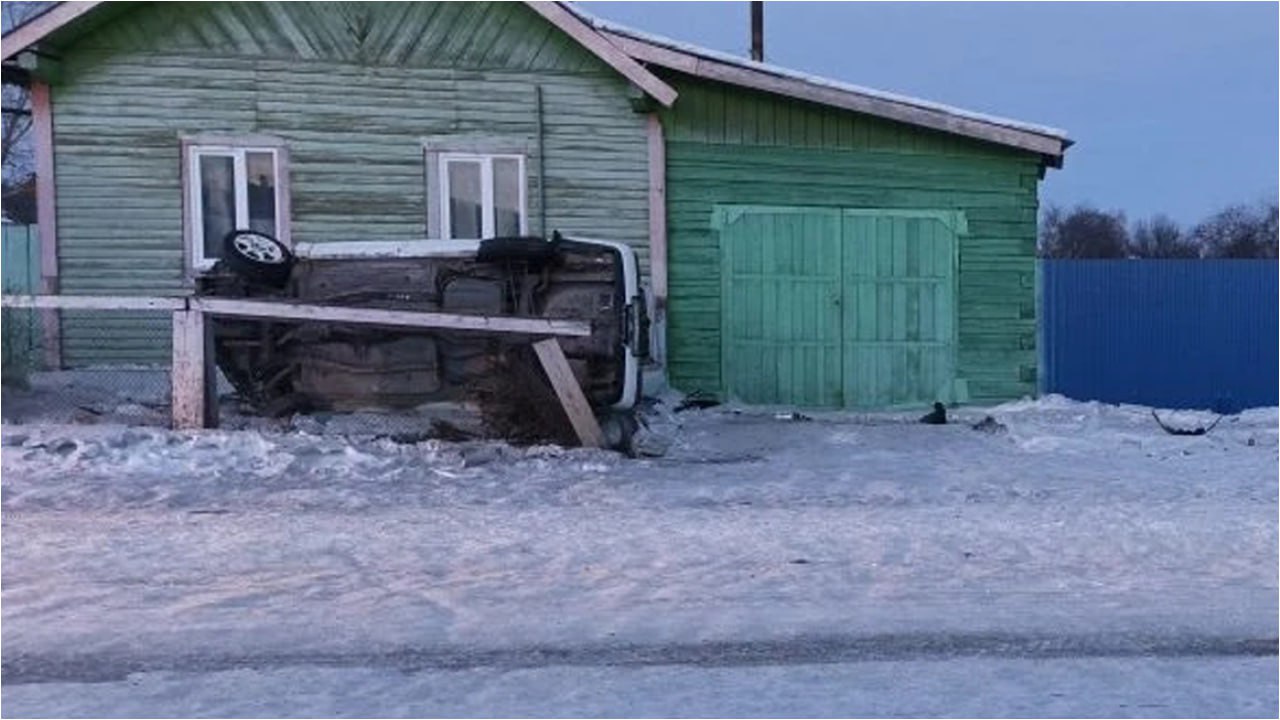 Автоледи без прав врезалась в жилой дом в районе Бурятии