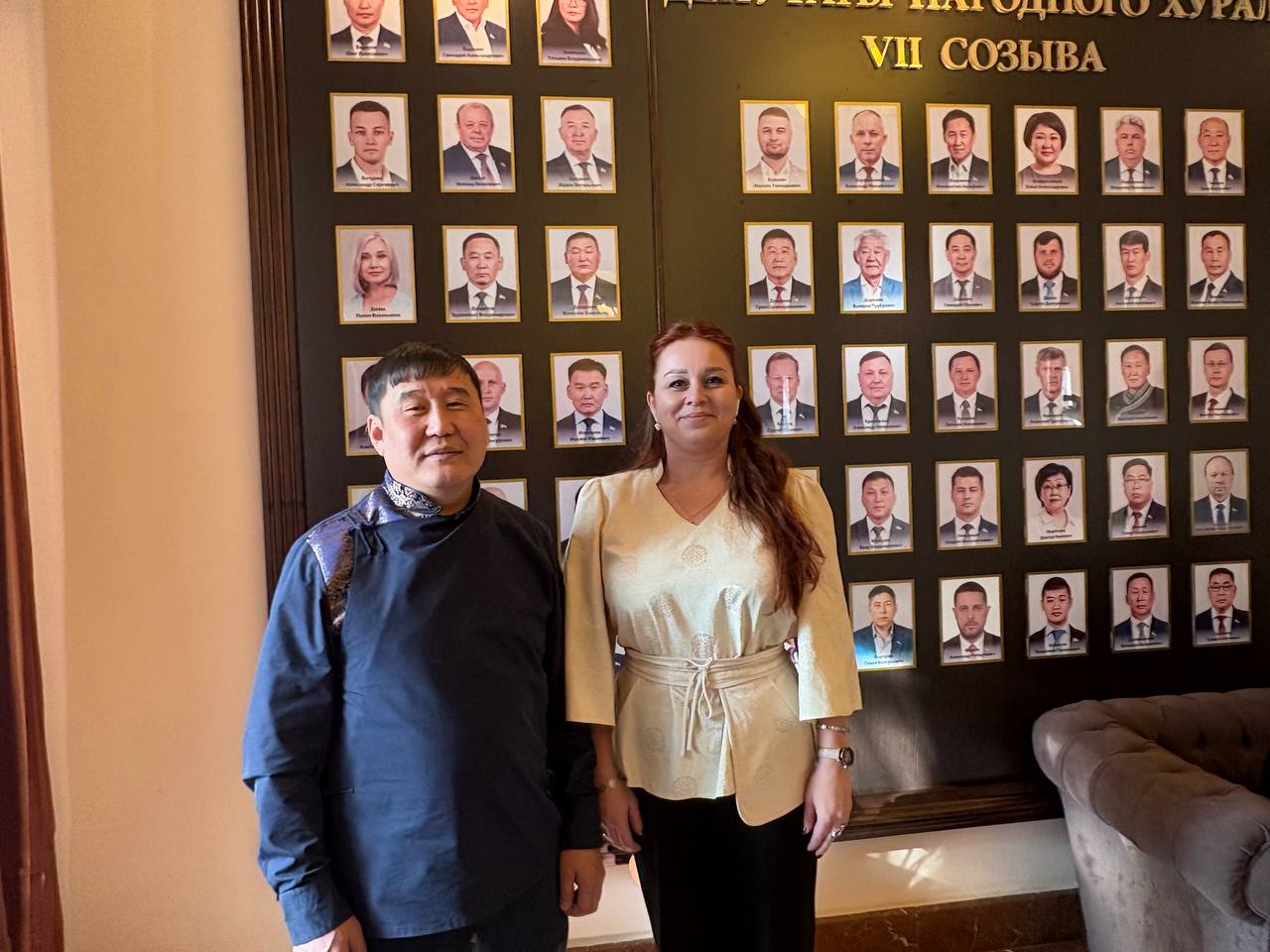 На февральскую сессию Народного Хурала, проходящую в дни празднования Белого месяца, депутаты прибыли в национальных одеждах На февральскую сессию Народного Хурала, проходящую в дни празднования Белого месяца, депутаты прибыли в национальных одеждах