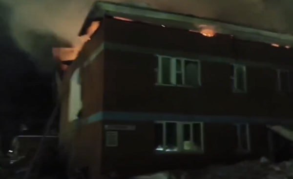 В Бурятии крупный пожар в жилых домах тушили пожарным поездом