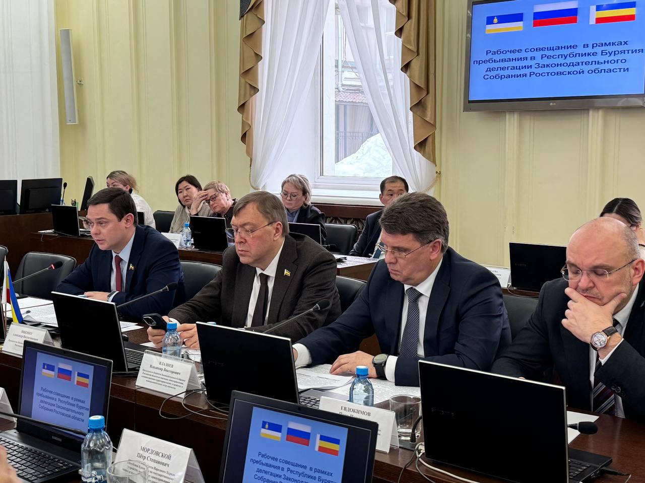 Сегодня в Народном Хурале Бурятии под председательством Владимира Павлова состоялось рабочее совещание в рамках пребывания в республике делегации Законодательного Собрания Ростовской области Сегодня в Народном Хурале Бурятии под председательством Владимира Павлова состоялось рабочее совещание в рамках пребывания в республике делегации Законодательного Собрания Ростовской области