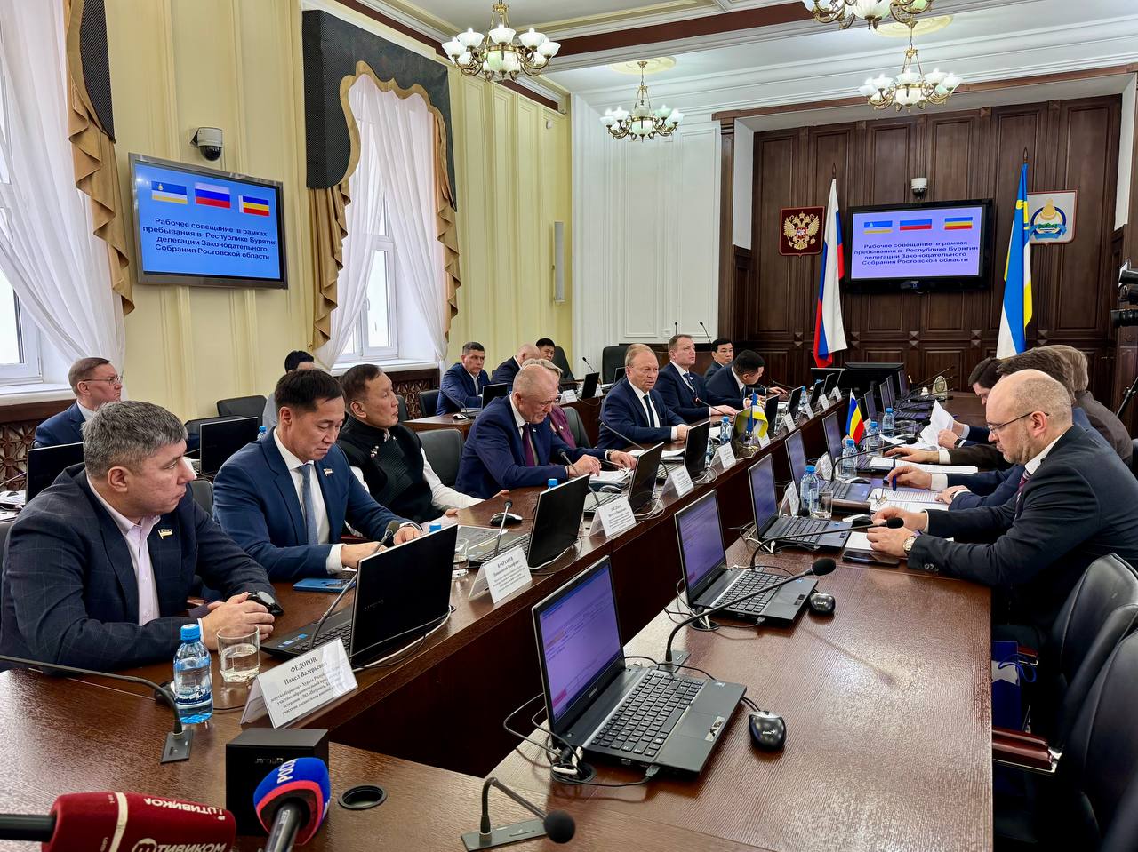 Сегодня в Народном Хурале Бурятии под председательством Владимира Павлова состоялось рабочее совещание в рамках пребывания в республике делегации Законодательного Собрания Ростовской области