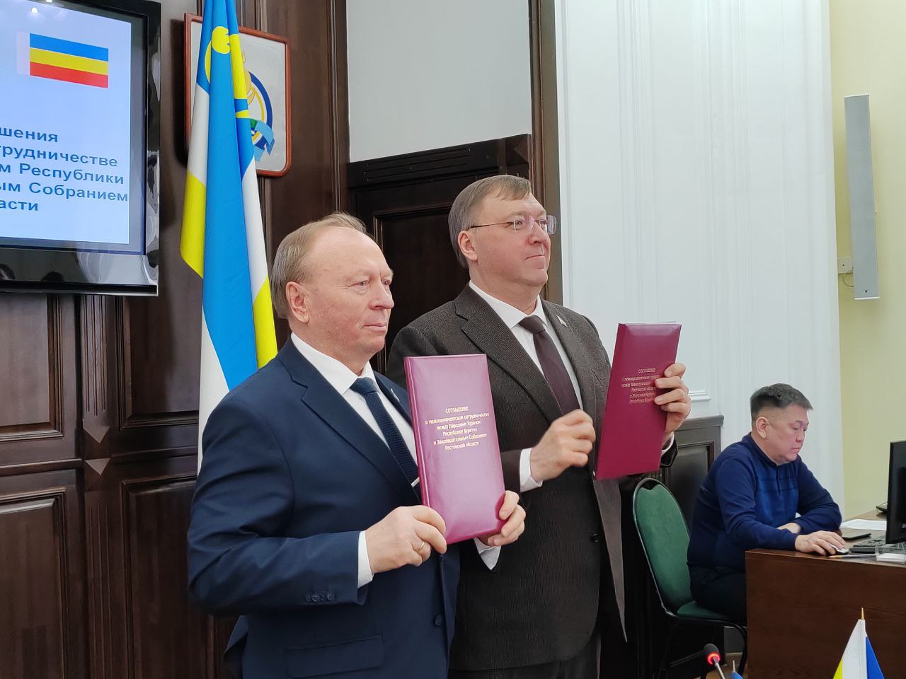 Хурал подписал соглашение с парламентом Ростовской области Хурал подписал соглашение с парламентом Ростовской области