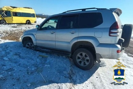 Сотрудниками Госавтоинспекции устанавливаются обстоятельства ДТП с рейсовым автобусом в Заиграевском районе