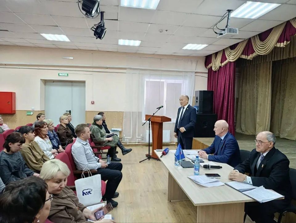 Сегодня в рамках рабочей поездки в Баунтовский район вице-спикер Народного Хурала Республики Бурятия Баир Гармаев и депутат Народного Хурала Республики Бурятия Артём Михайлов приняли участие на сельском сходе сельского...