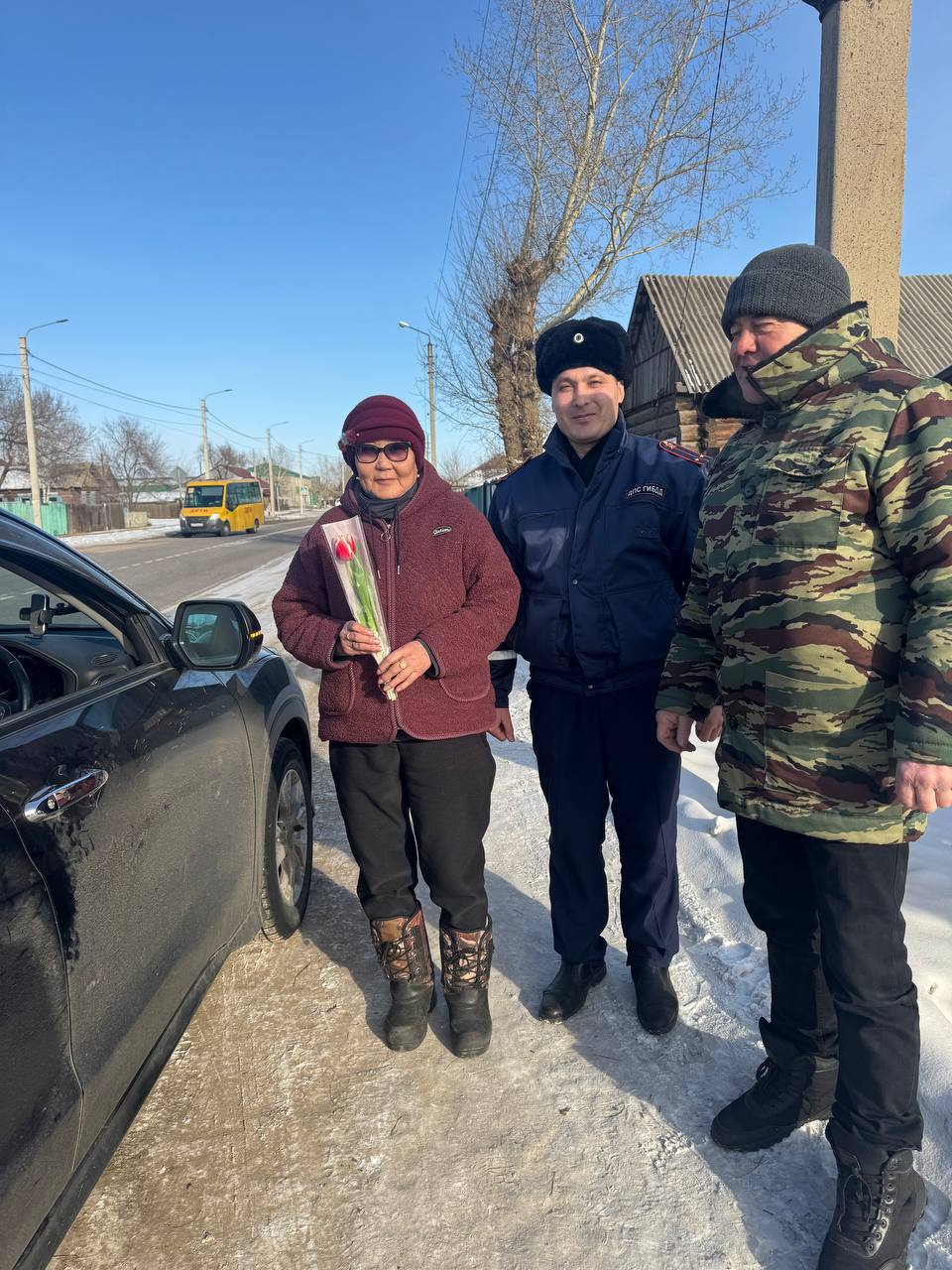 Полицейские Бурятии подарили женщинам весеннее настроение Полицейские Бурятии подарили женщинам весеннее настроение