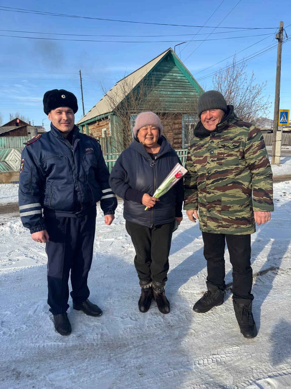 Полицейские Бурятии подарили женщинам весеннее настроение Полицейские Бурятии подарили женщинам весеннее настроение
