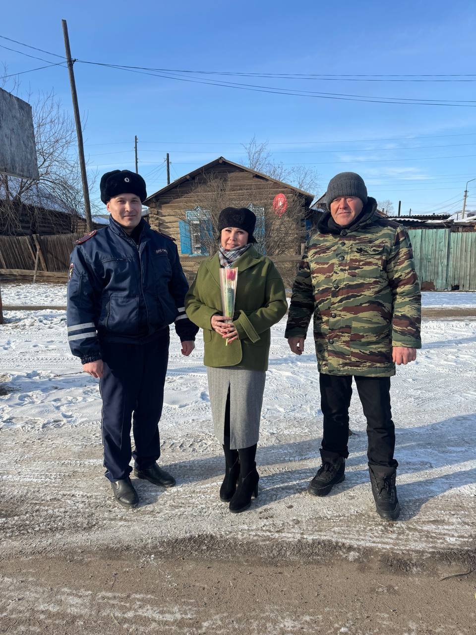 Полицейские Бурятии подарили женщинам весеннее настроение Полицейские Бурятии подарили женщинам весеннее настроение