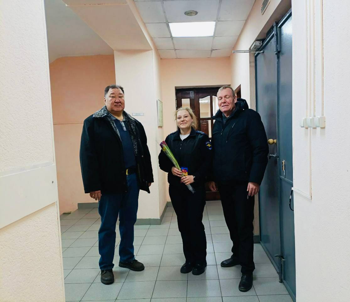 #8мартавкаждыйдом. Члены Совета ветеранов Улан-Удэнского ЛО МВД России на транспорте от лица мужской части коллектива линейного отдела поздравили женщин-ветеранов, а также сотрудниц транспортной полиции, которые в... #8мартавкаждыйдом. Члены Совета ветеранов Улан-Удэнского ЛО МВД России на транспорте от лица мужской части коллектива линейного отдела поздравили женщин-ветеранов, а также сотрудниц транспортной полиции, которые в...