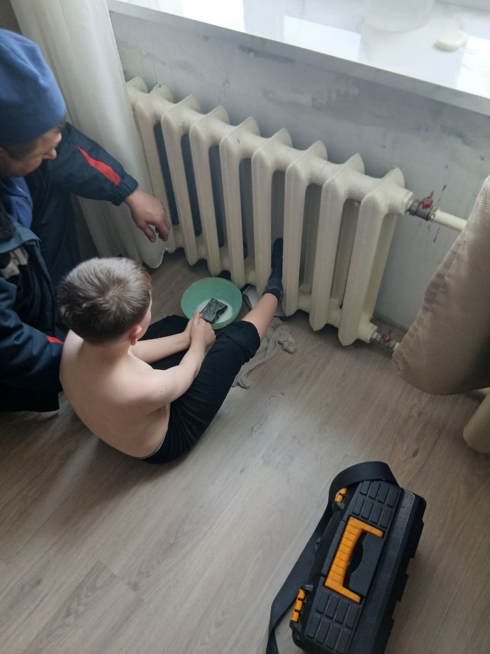 Нога 7-летнего мальчика застряла в горячей батарее в Улан-Удэ