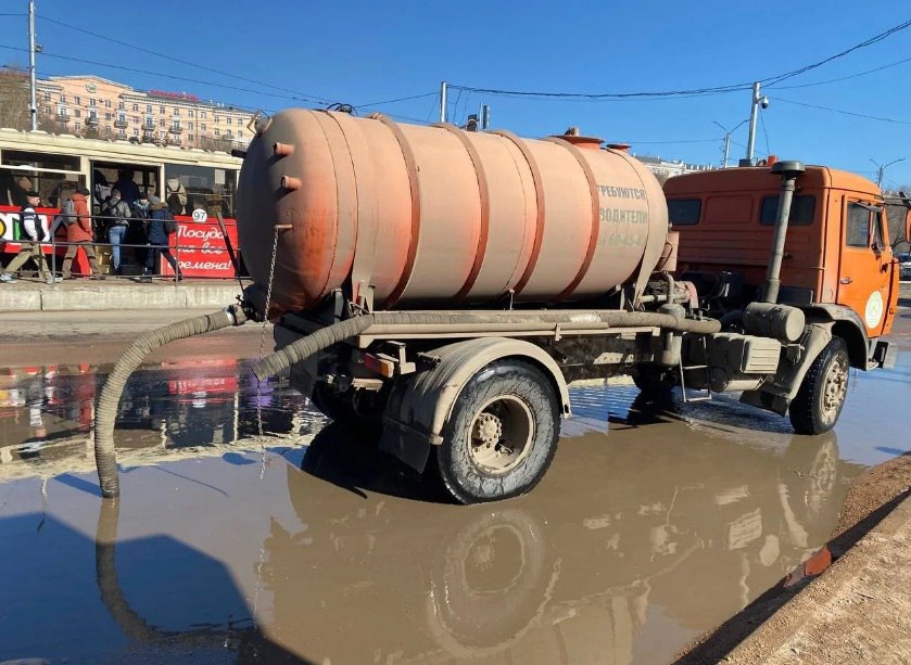 В Улан-Удэ откачивают талую воду с городских улиц
