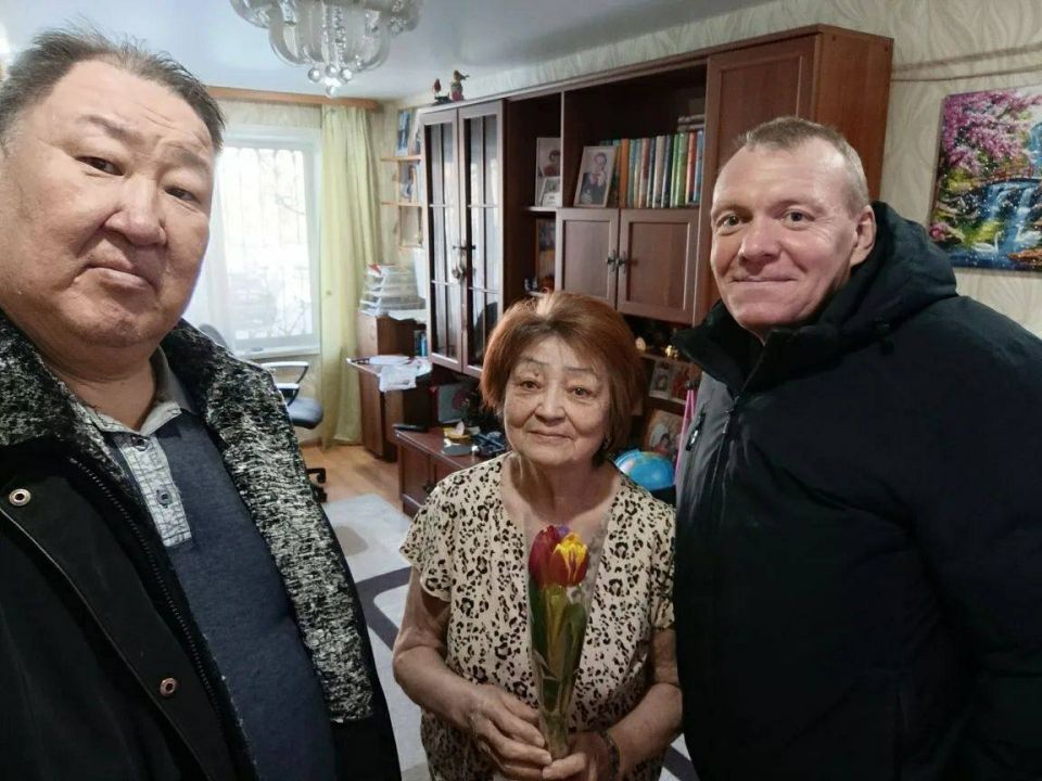 #8мартавкаждыйдом. Члены Совета ветеранов Улан-Удэнского ЛО МВД России на транспорте от лица мужской части коллектива линейного отдела поздравили женщин-ветеранов, а также сотрудниц транспортной полиции, которые в...