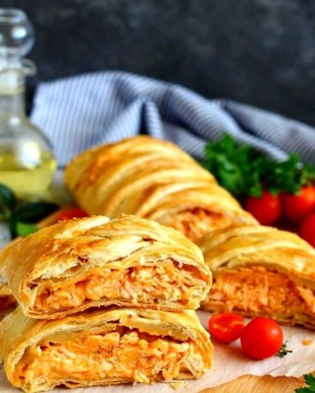 Слоеный пирог с курицей и сыром: как удивить близких