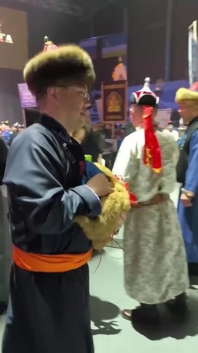 Главе Бурятии подарили щенка банхара