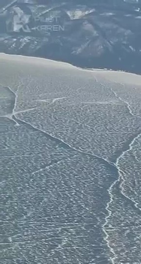 Пилот Карен Новицкий показал Байкал из кабины самолета на высоте 20 тысяч метров