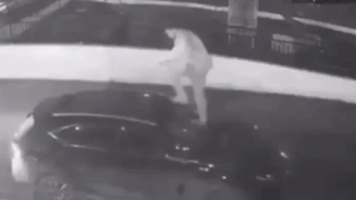 В Улан-Удэ задержали мужчину, скакавшего по машинам