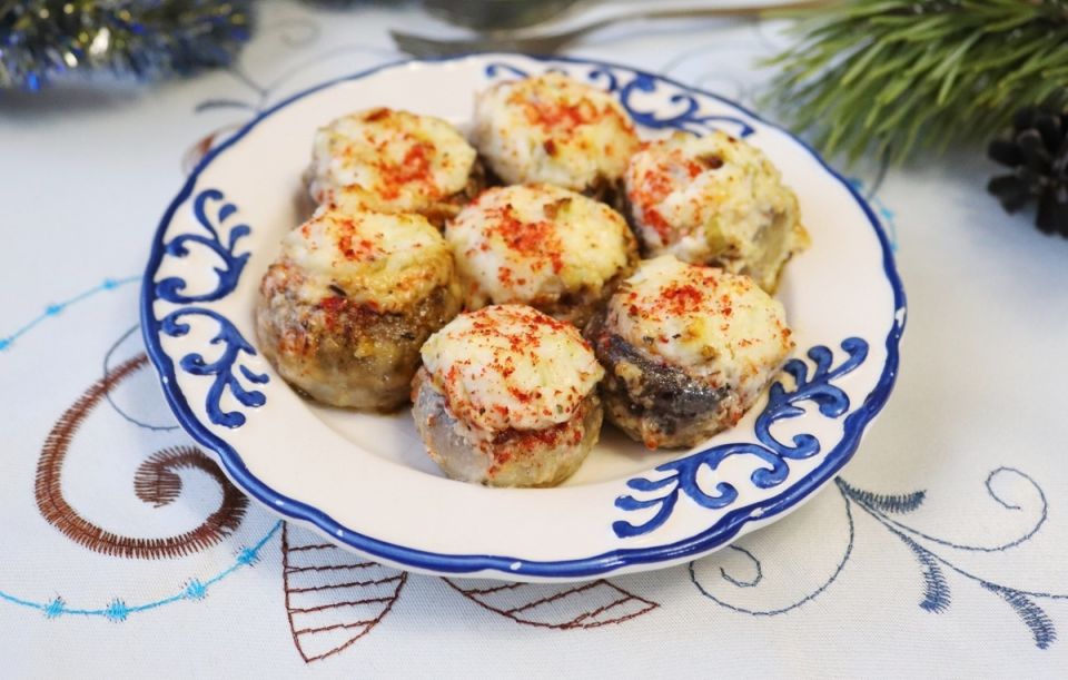 Фаршированные шампиньоны с сыром: идеальная закуска за 15 минут