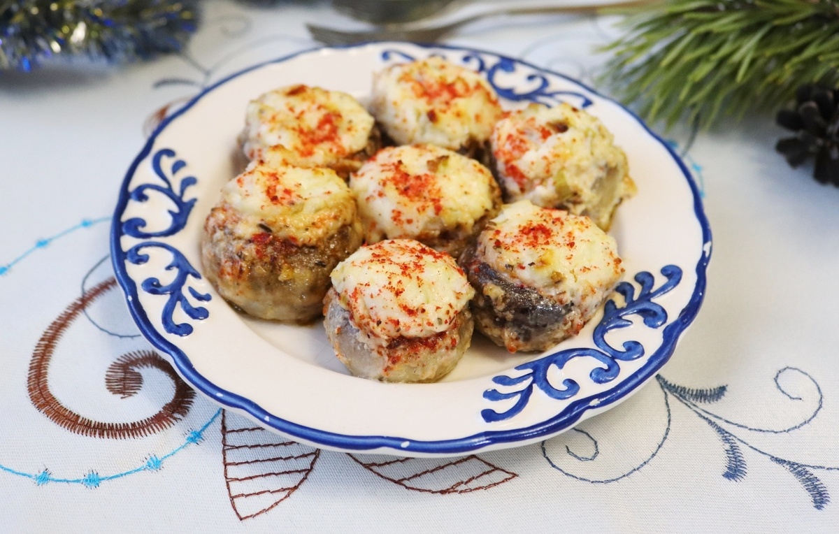 Фаршированные шампиньоны с сыром: идеальная закуска за 15 минут