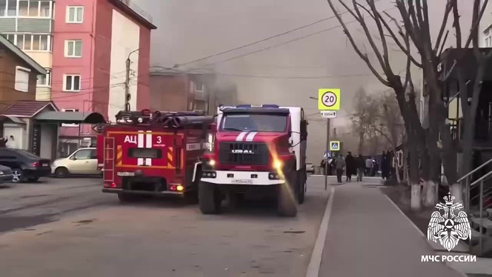 В Улан-Удэ произошел крупный пожар в трехэтажном здании на улице Толстого