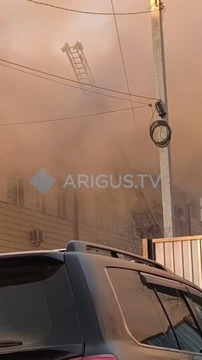 Нам пишут: Офисный центр горит на Батарейке