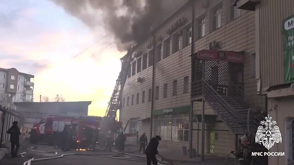 Огонь охватил 400 кв. м