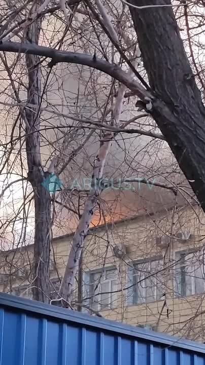 Пламя вырвалось наружу: огнеборцы продолжают бороться со сложным пожаром в центре Улан-Удэ