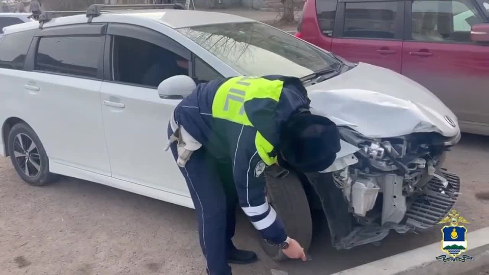 Сотрудниками ГИБДД устанавливаются обстоятельства ДТП с участием мотоцикла