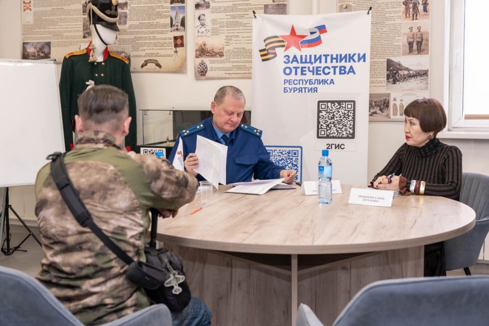 Заместитель прокурора республики Дмитрий Токарев в рамках работы мобильной приемной совместно с заместителем руководителя регионального филиала фонда «Защитники Отечества» провел прием граждан