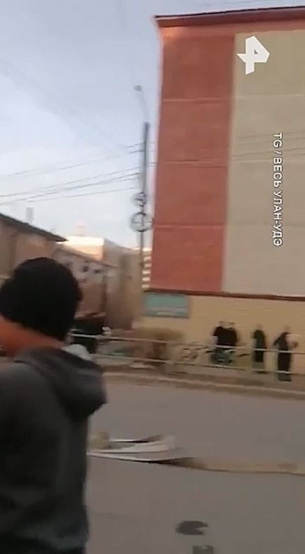 Офисное здание с магазинами и ресторанами загорелось в Улан-Удэ