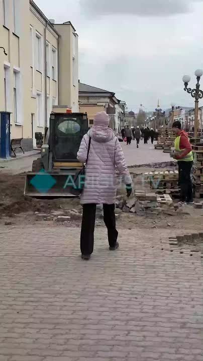 На Арбате начали снимать плитку